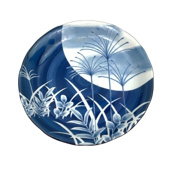 Toyo Japanese Blue and White Porcelain Plate With Floral Design - Picture 3 of 7